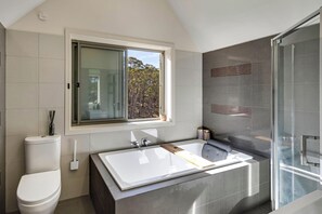 Shower, eco-friendly toiletries, hair dryer, towels - Rural retreat on the doorstep of the Macedon Ranges (Macedon)