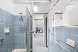 تجهيزات دش، مجففات شعر، مناشف، صابون