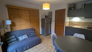 A compact kitchen with a refrigerator, microwave, and wooden cabinets. - Voinettes Vnb8 Telecabine & Mountain 4 Pers (Chatel)