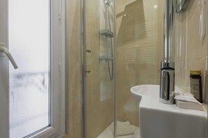 Apartment | Badezimmer | Handtücher, Shampoo