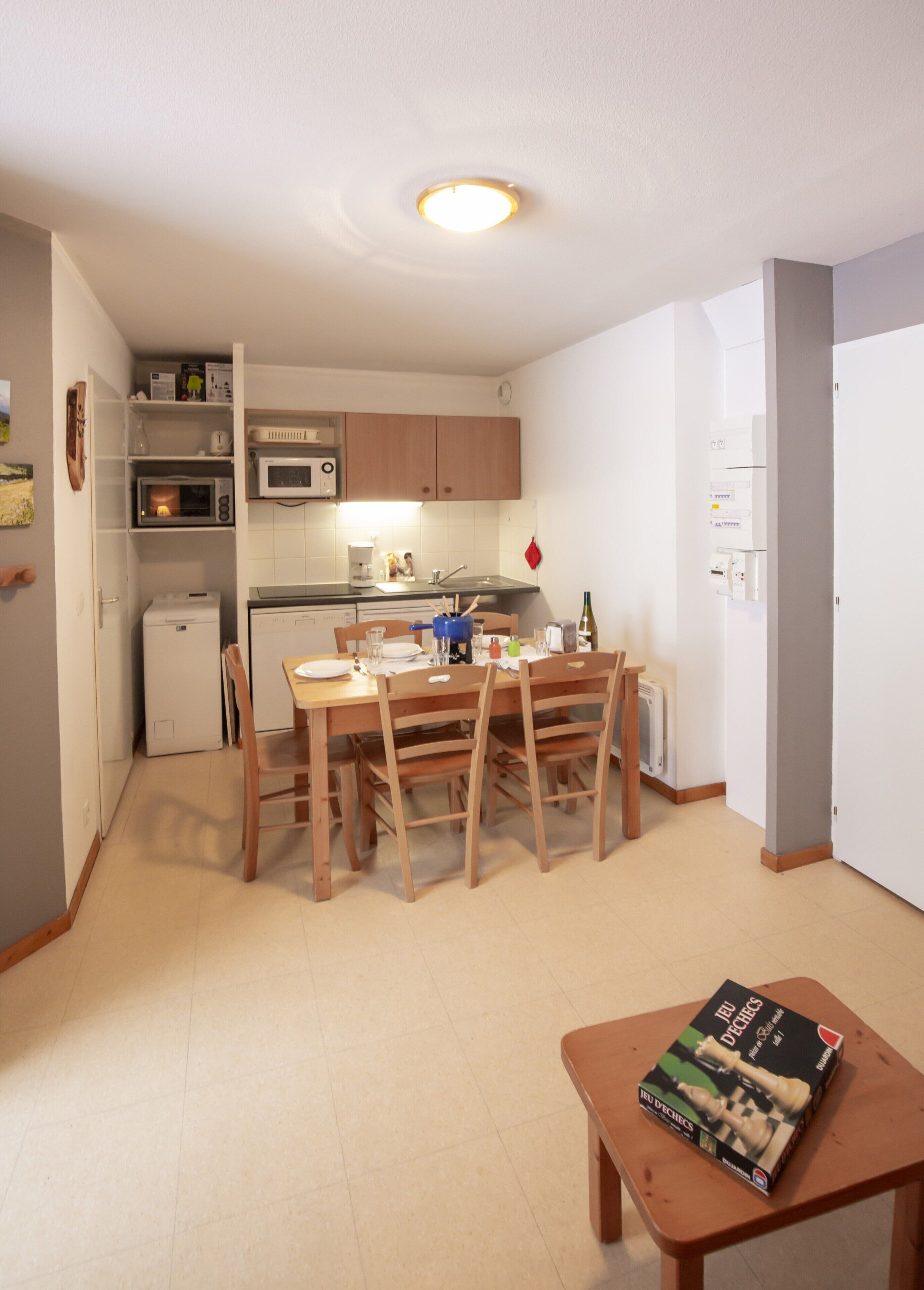 Apartment | Private kitchen | Electric kettle, toaster, cookware/dishes/utensils