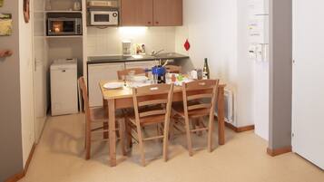 Apartment | Private kitchen | Electric kettle, toaster, cookware/dishes/utensils