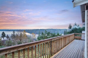 Property grounds - Cozy Bremerton Home with Water Views (Bremerton)