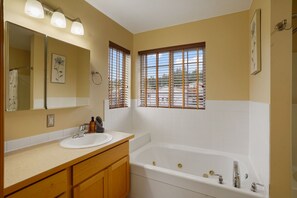 Baignoire à jets, sèche-cheveux, serviettes fournies, savon