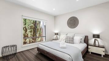 3 bedrooms, desk, iron/ironing board, WiFi