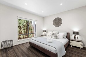 3 bedrooms, desk, iron/ironing board, WiFi
