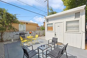 Outdoor dining - Comfy and Modern Loft in FW (Fort Worth)