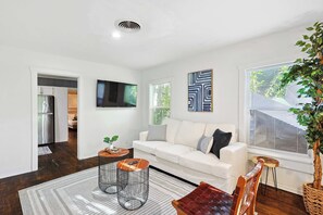 TV, offices - Comfy and Modern Loft in FW (Fort Worth)