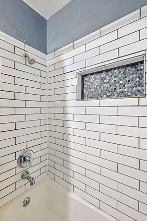 Shower, hair dryer, towels, shampoo - Comfy and Modern Loft in FW (Fort Worth)
