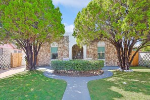 Terrace/patio - Delightful 1BR 1BA Cozy Flat (Fort Worth)