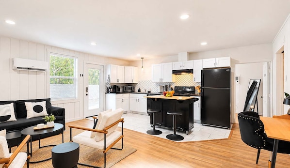 Beautiful open layout with seamless design - Delightful Flat in Fort Worth - 1BR/1BA (Fort Worth)