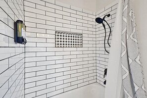 Shower - Delightful 1BR 1BA Cozy Flat (Fort Worth)