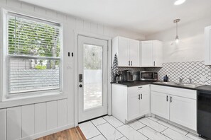 Private kitchen - Delightful 1BR 1BA Cozy Flat (Fort Worth)