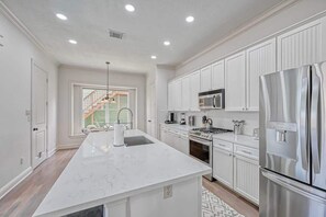 冰箱、微波炉、烤箱、炉灶