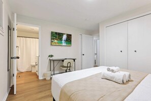 3 slaapkamers, een strijkplank/strijkijzer, wifi, beddengoed
