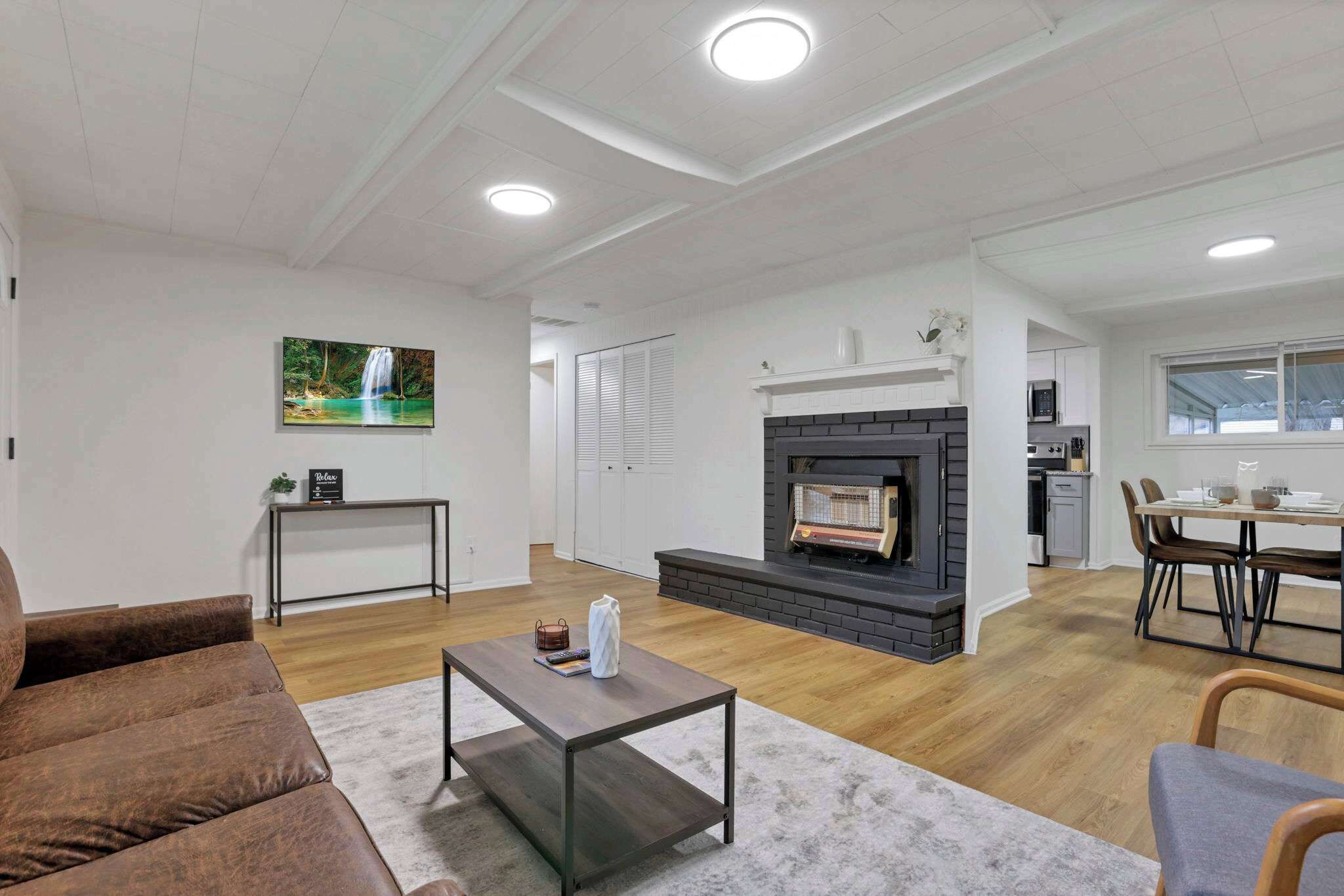 TV, fireplace