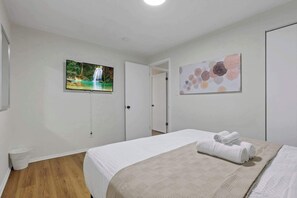 3 bedrooms, iron/ironing board, WiFi, bed sheets