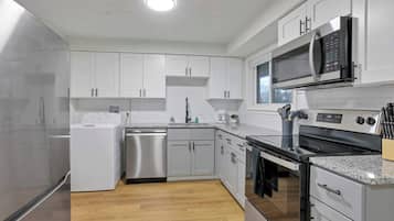 Een koelkast, een microgolfoven, een oven, een kookplaat