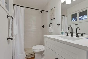 Een douche, een haardroger, handdoeken
