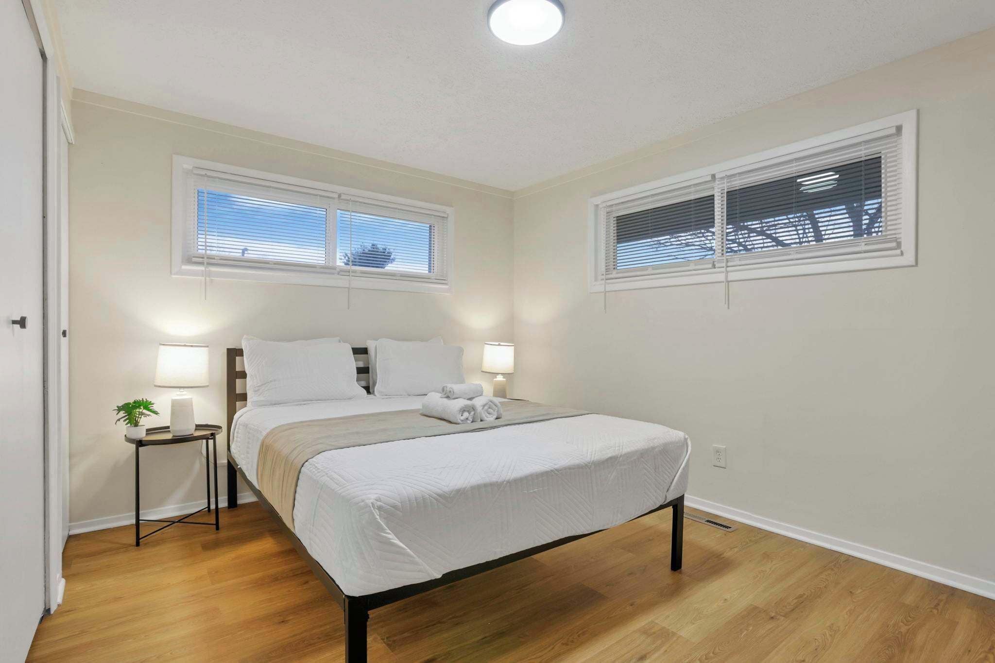 3 habitaciones, tabla de planchar con plancha, wifi y ropa de cama 