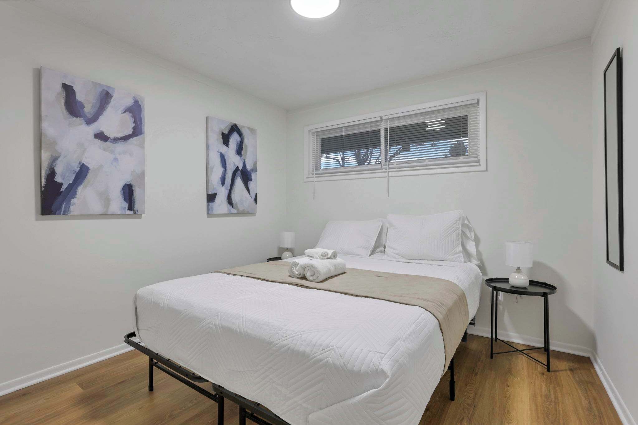 3 habitaciones, tabla de planchar con plancha, wifi y ropa de cama 
