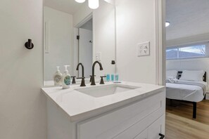 Suihku, hiustenkuivaaja, pyyhkeet