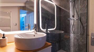 Douche, sèche-cheveux, serviettes fournies, papier toilette