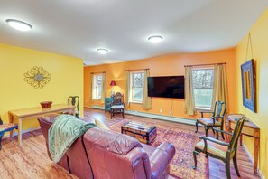 TV - Near Historic Sites: Bright Hyde Park Guest Suite (Hyde Park)