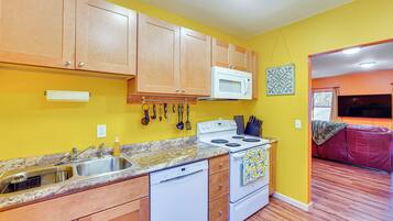 Fridge, microwave, stovetop, dishwasher