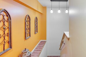 Interior - Near Historic Sites: Bright Hyde Park Guest Suite (Hyde Park)