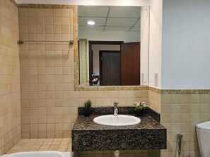 Ein Badezimmer mit Waschbecken, Spiegel und Toilette.