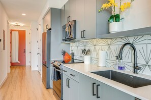Réfrigérateur, micro-ondes, plaque de cuisson, lave-vaisselle