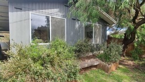 Una casa moderna con ampie finestre e un giardino curato.