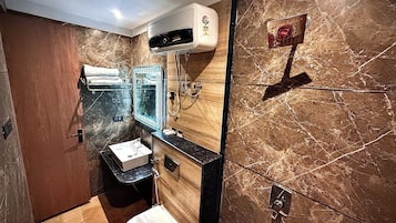 Deluxe Triple Room | Bathroom | Towels