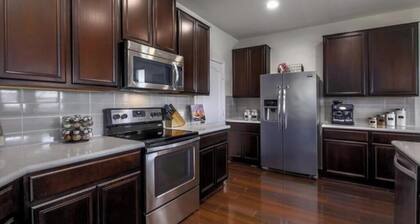 Charming 3-bedroom house with WiFi, AC in welcoming Leander