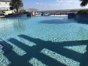 Alberca al aire libre y alberca climatizada