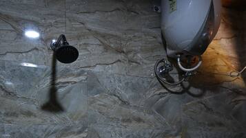 Shower, rainfall showerhead, free toiletries, slippers