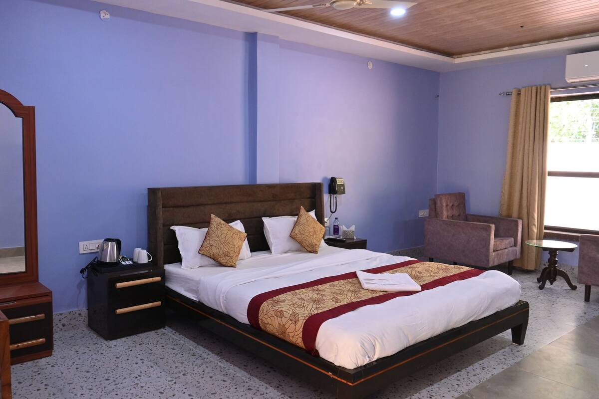 Executive Cottage | Premium bedding, memory foam beds, desk, laptop workspace