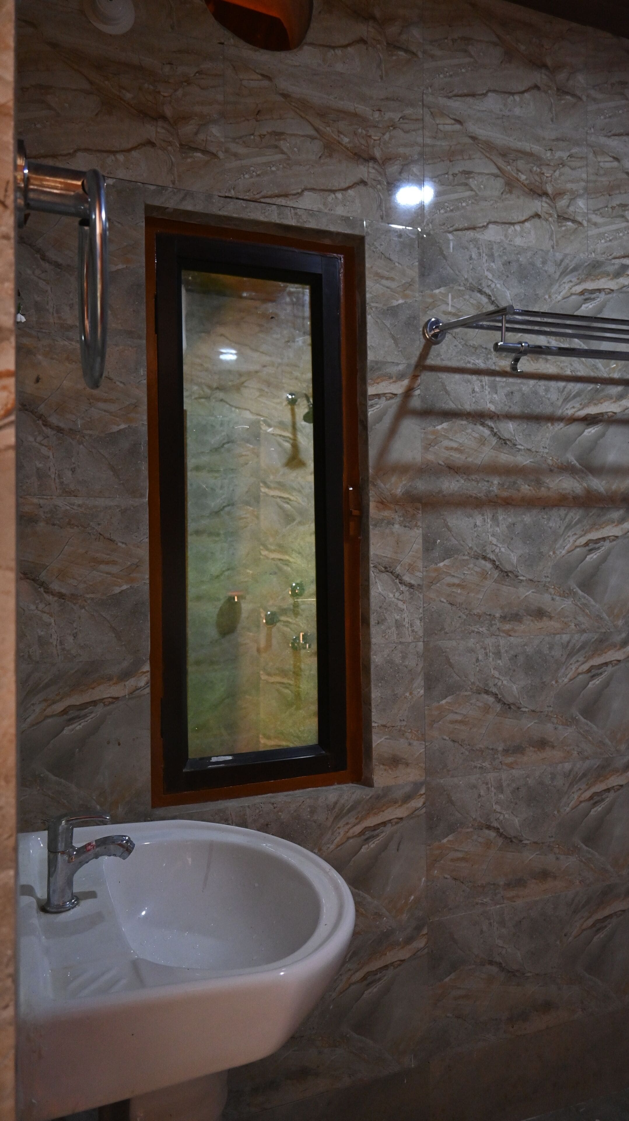 Shower, rainfall showerhead, free toiletries, slippers