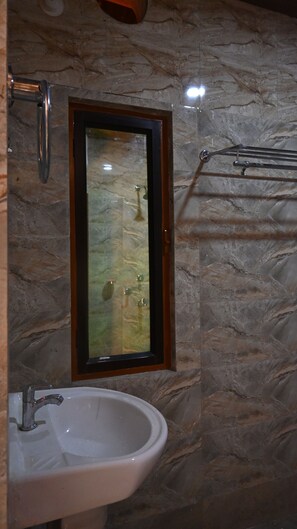 Duş, geniş duş başlığı, ücretsiz banyo/kozmetik ürünleri, terlik 