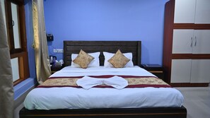 Deluxe Cottage, Balcony | Peralatan tempat tidur premium, busa memori, meja 