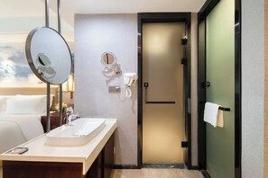 Executive Room | Bathroom | Shower, hair dryer, towels, soap - Rezen Dong Hotel Shenzhen Huaqiangbei (Shenzhen)