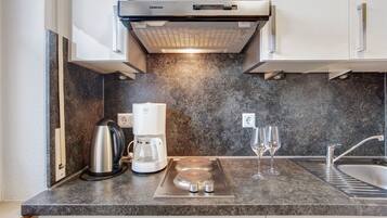 Een koffiezetapparaat/waterkoker, een magnetron, een kookplaat
