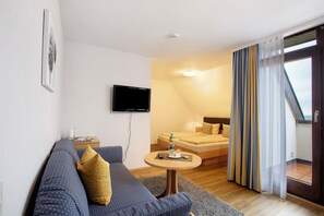 TV, stereo - Room '5' with Shared Garden and Wi-Fi (Bad Bellingen)