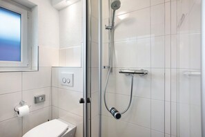 Dusche, Haartrockner, Handtücher