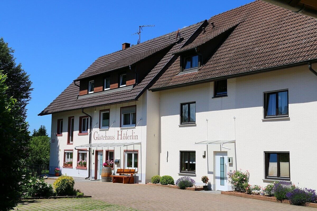 Un bâtiment à deux étages sur lequel on peut lire l’inscription « Gästehaus Hötelin ».