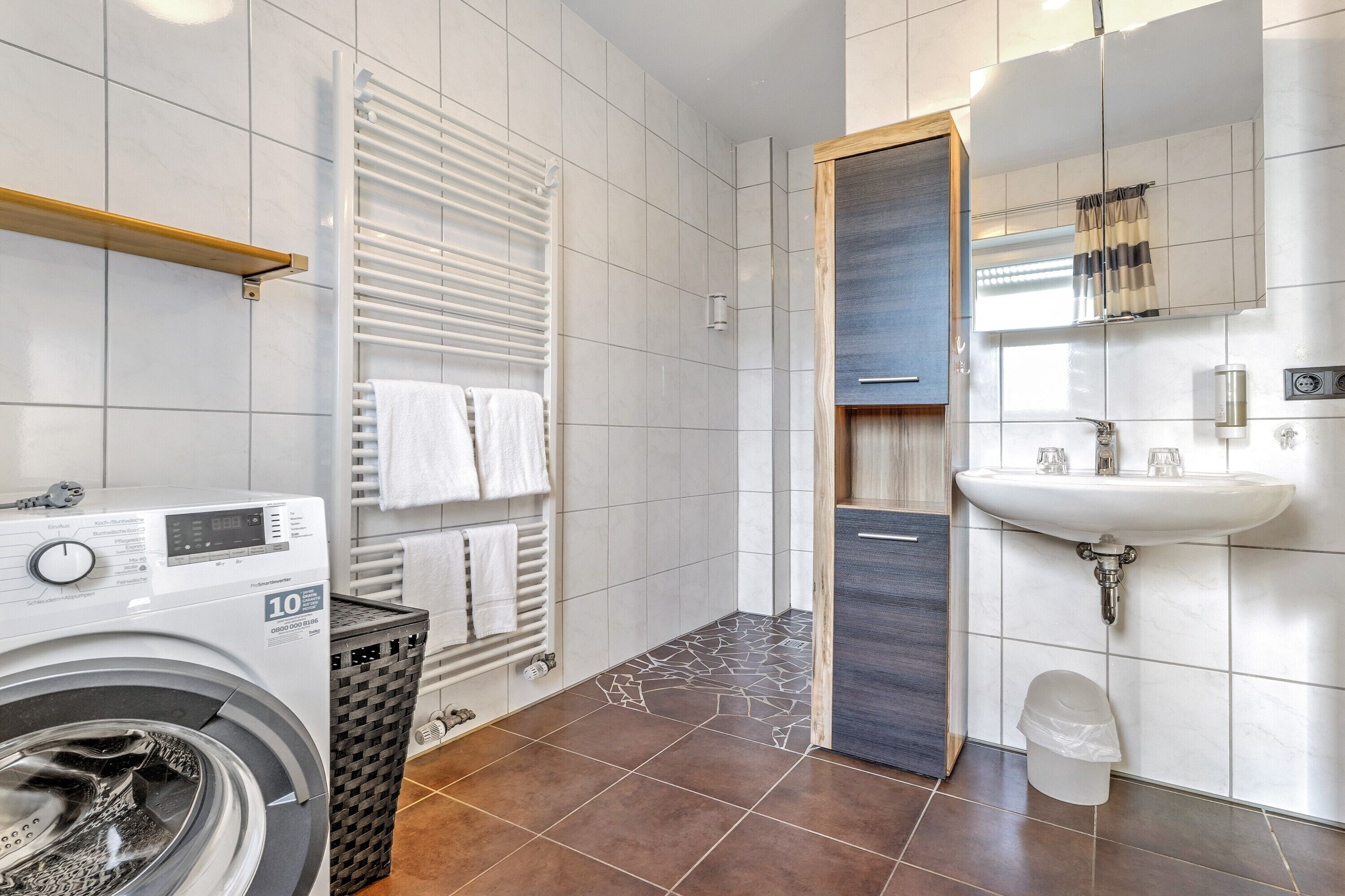 Dusj, hårføner og håndklær