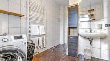 Dusj, hårføner og håndklær