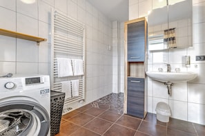 Shower, hair dryer, towels