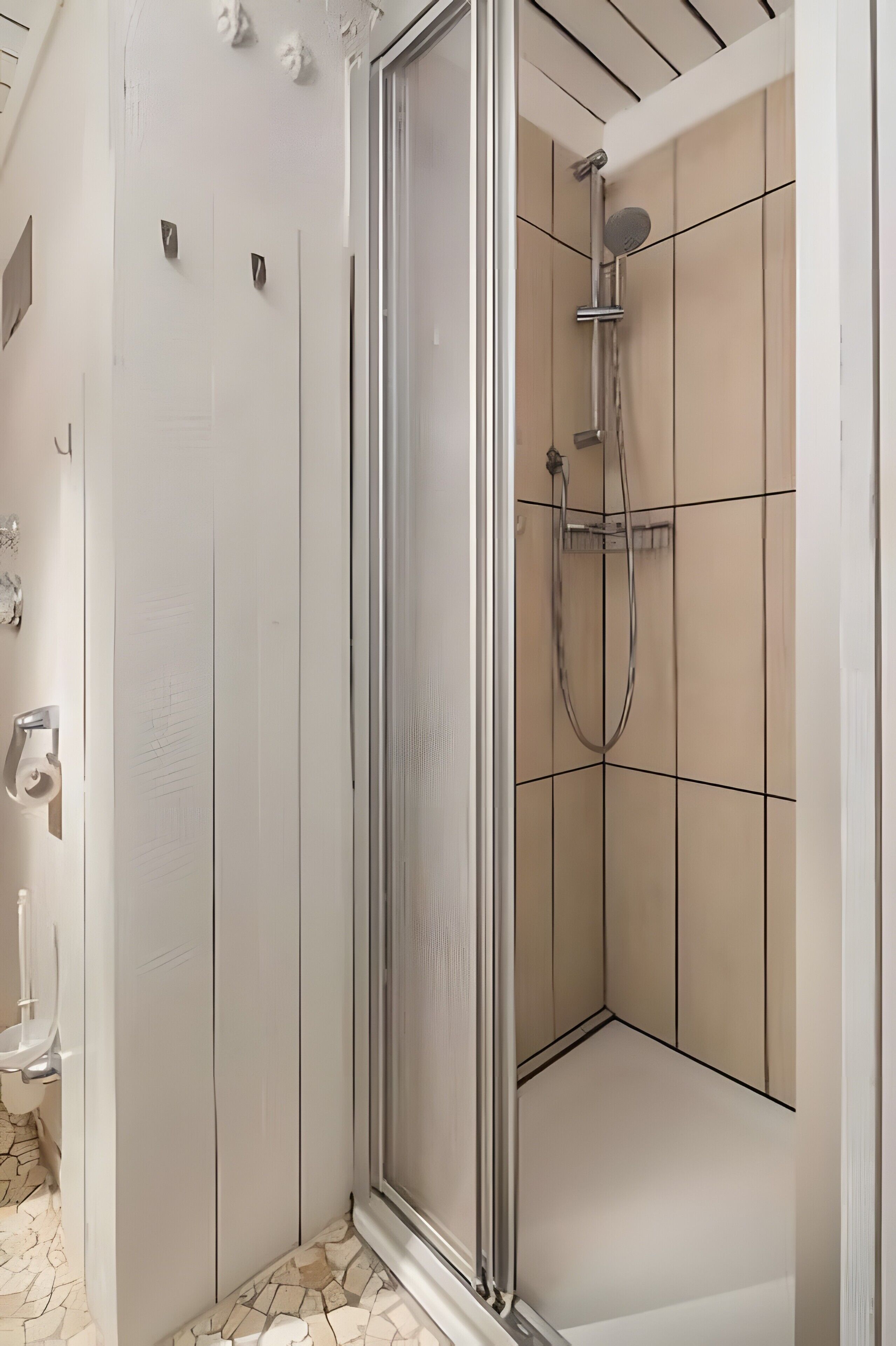 Douche, sèche-cheveux, serviettes fournies